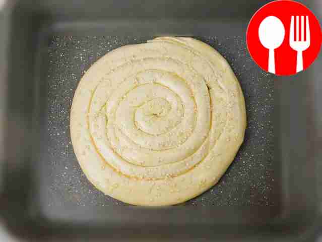 Смажьте форму маслом. Выложите колбаски,...