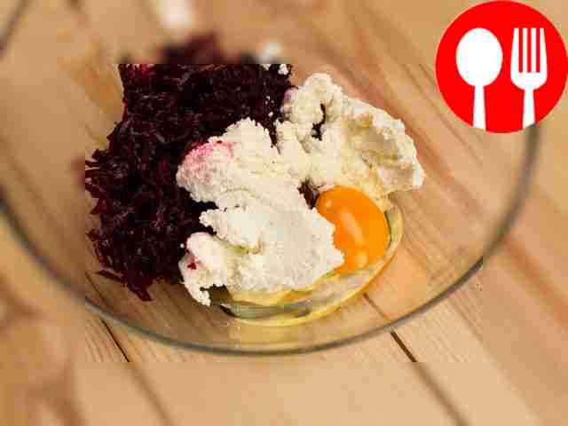 Смешайте натертую свеклу с творогом и яйцом до...