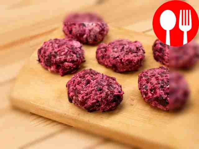 Сформируйте из массы котлеты и обжарьте их на...