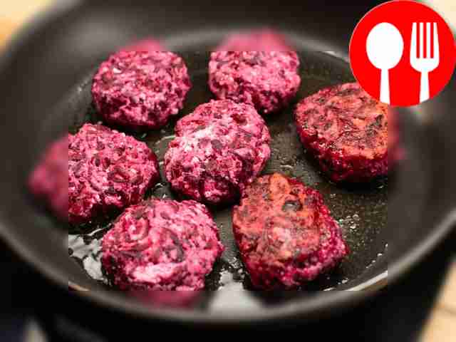 - Подавайте свекольные котлеты в горячем...