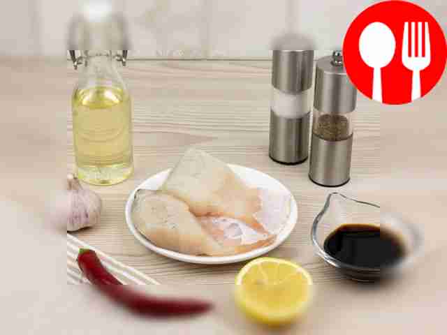 Промойте филе судака под проточной водой....