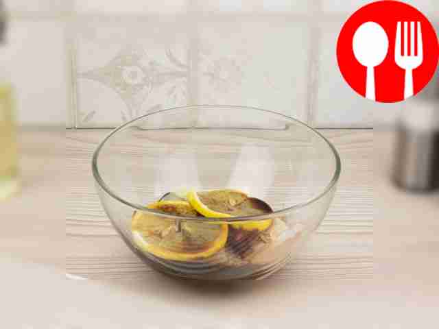 В глубокой миске соедините соевый соус, лимон,...