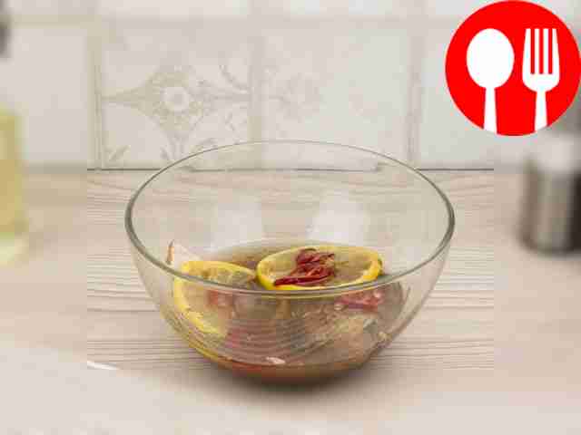 Замаринуйте филе судака в маринаде и выдержите...