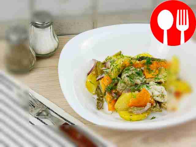 Судак с картошкой и солеными огурчиками