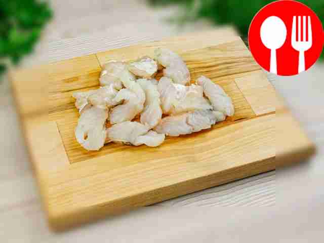 Разрежьте судака и картофель на небольшие...