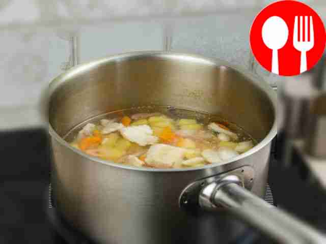 Когда суп приблизится к готовности, посолите и...