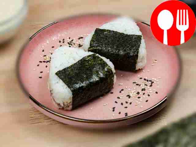 Разложите онигири на тарелке и посыпьте их...