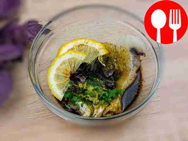 Переложите рыбу в чашу, посыпьте специями,...