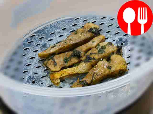 Готовность рыбы можно проверить, надавив на...