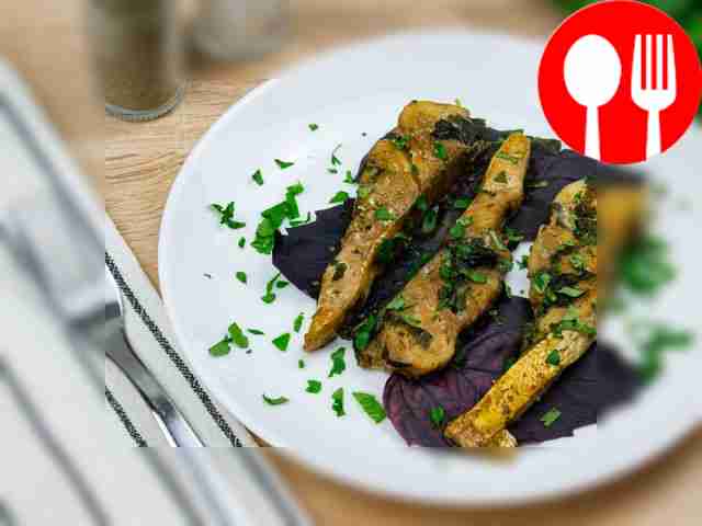 Разложите судака по листьям базилика и сверху...