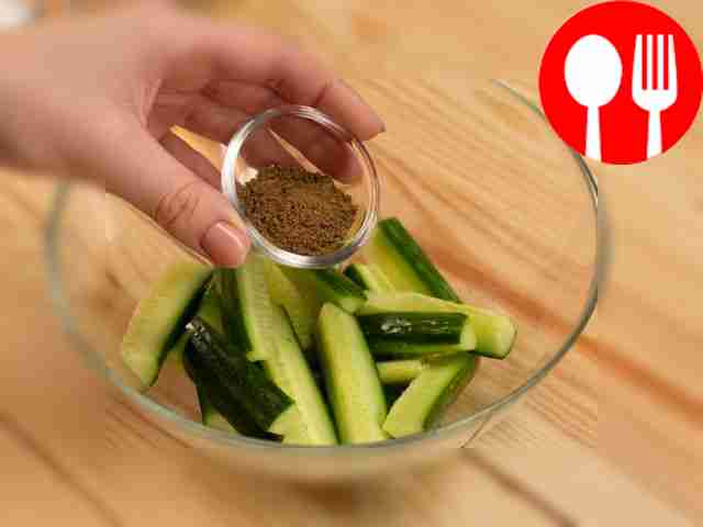 Поместите нарезанные огурцы в глубокую миску,...