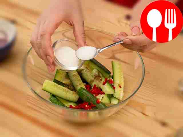 Слегка отожмите огурцы от лишней жидкости,...