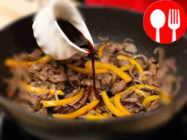 Разогрейте растительное масло в сковороде и...