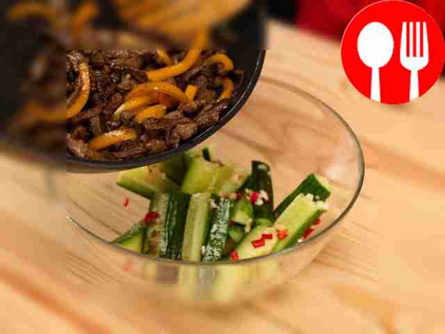 Выложите обжаренные ингредиенты вместе с...