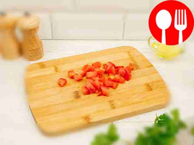 На чистой разделочной доске измельчите зубчики...