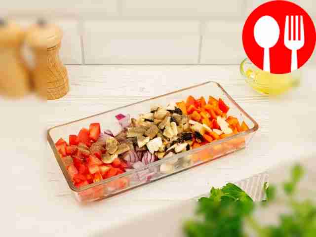 Возьмите форму для запекания и смажьте её...