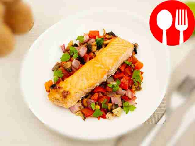 На красивой тарелке сначала уложите слой...