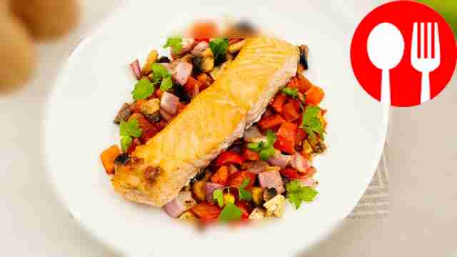 Семга, запеченная в овощах