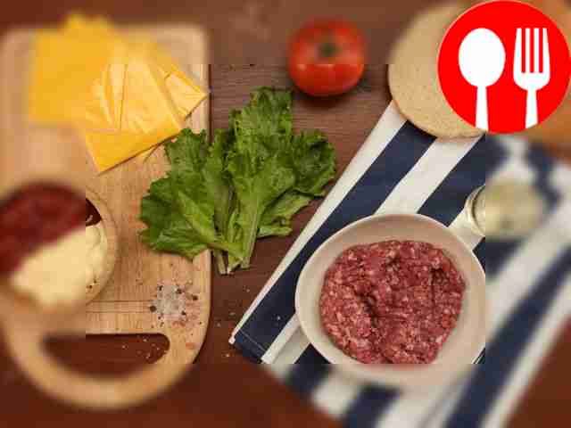 Разрежьте булочку вдоль на две половинки....