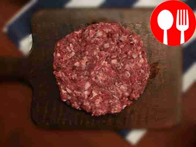 - Посолите и поперчите фарш, тщательно...