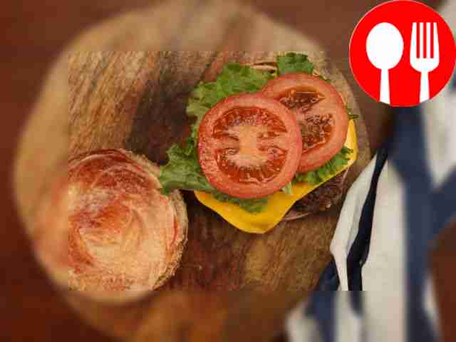 Соберите бургер: на нижнюю булочку положите...