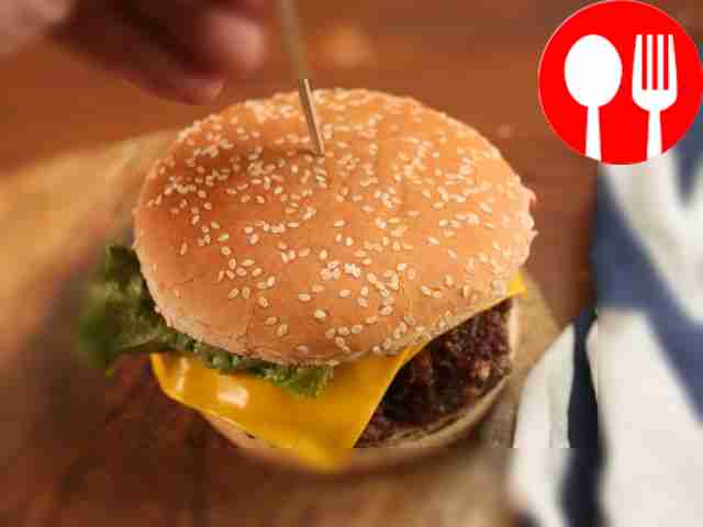 Закрепите верхнюю булочку длинной деревянной...