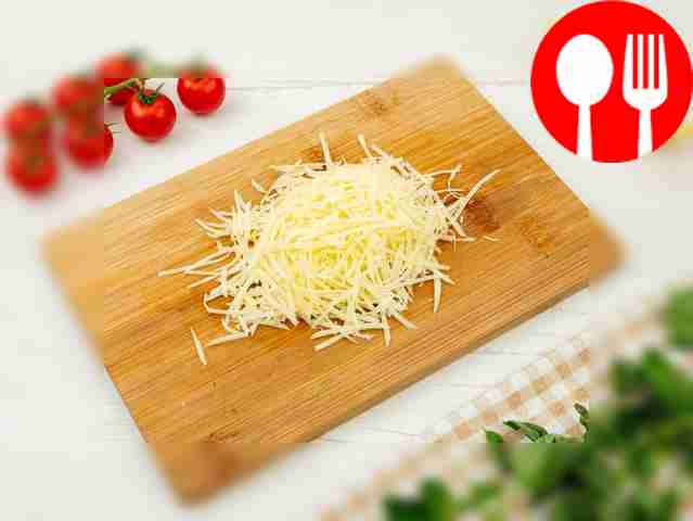 Натрите сыр на крупной тёрке.