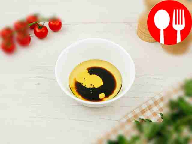 В соевый соус добавьте подсолнечное масло и...