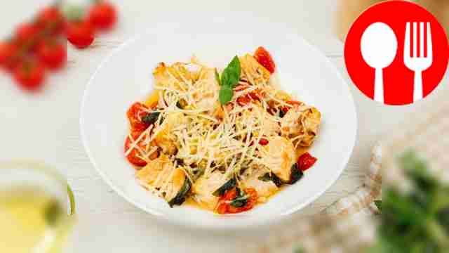 Семга, запеченная с базиликом и томатами