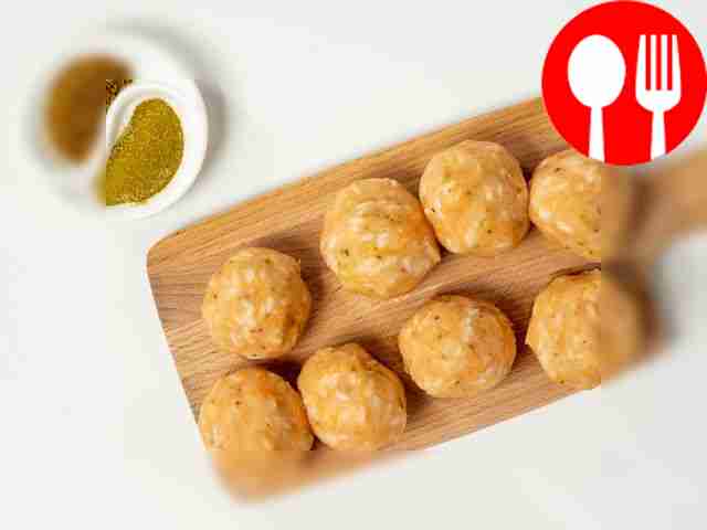 Приготовьте фарш, смешав филе минтая, рис и...