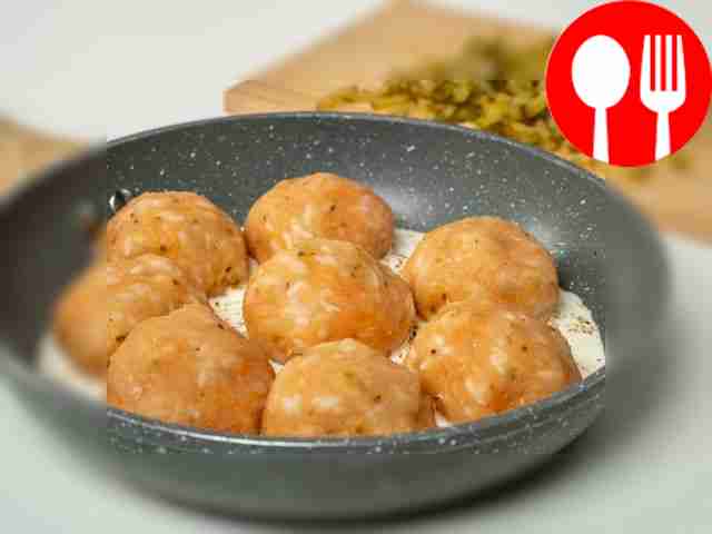 Уложите готовые ежики в глубокую сковороду и...