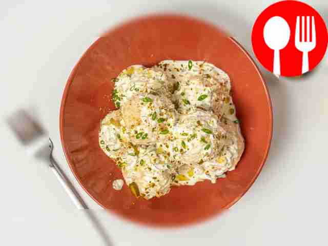 Выложите готовые рыбные ежики с солёными...