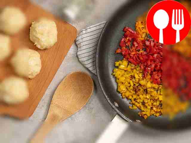 Подготовьте овощи: морковь натрите на тёрке,...