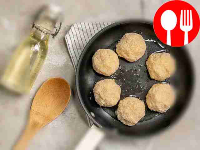 Сформируйте шарики из фарша, обваляйте их в...