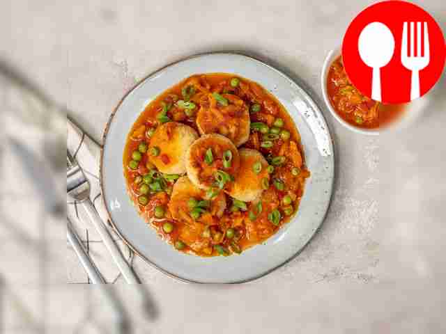 Подавайте ежики с филе кальмара, щедро поливая...