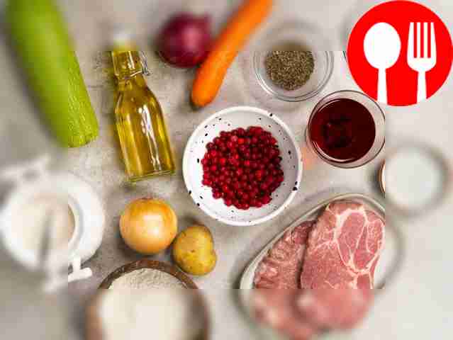 Промойте свиную шею, нарежьте её на порционные...