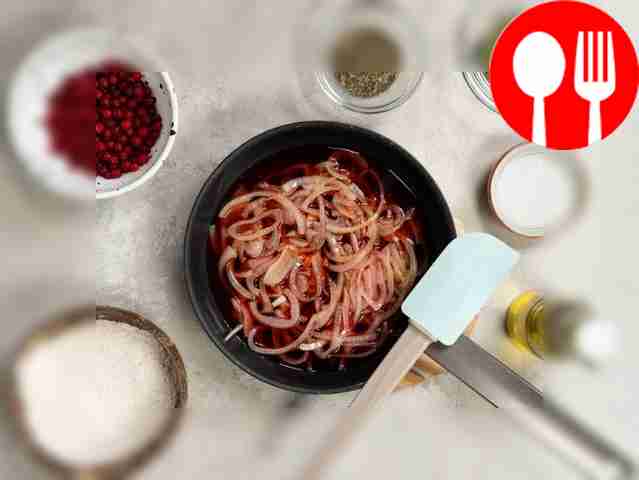 Приготовьте луковый соус: в сотейнике...