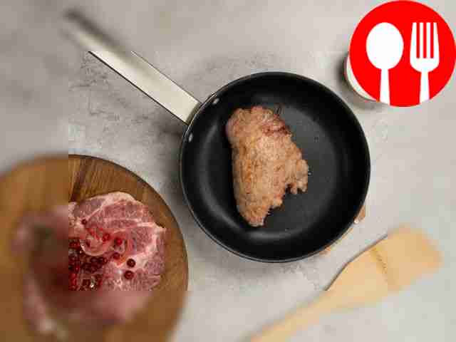 Обжарьте отбивные. На каждую половинку мяса...