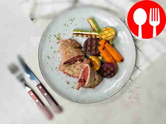 Выложите готовые отбивные с брусникой на...