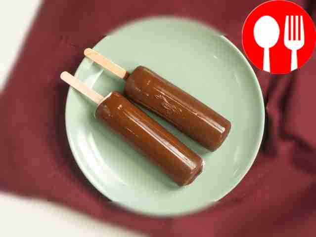 Покройте мороженое глазурью. Разломайте...