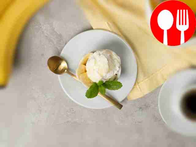 Извлеките готовое мороженое из формочки,...