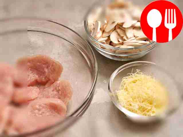 Замаринуйте мясо: соедините лимонный сок,...