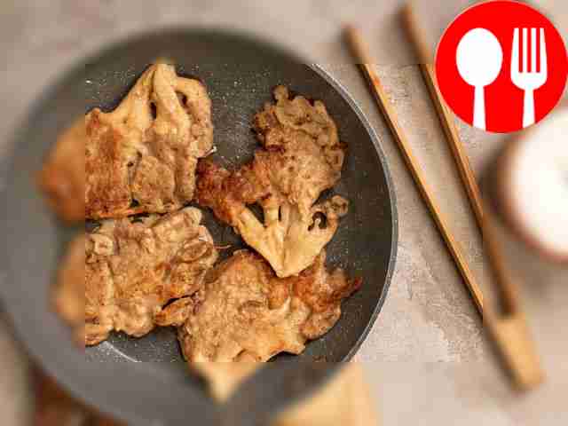 Приготовьте отбивные. Разогрейте сковороду с...