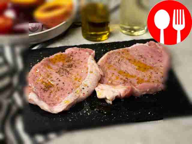 Приготовьте отбивные. Куски мяса смажьте...