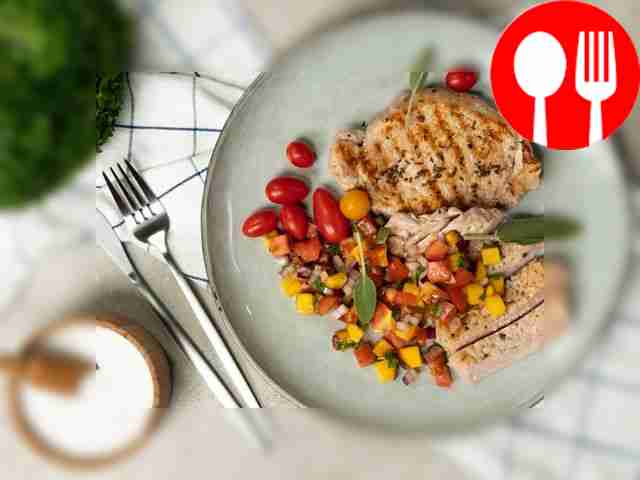 Выложите готовые отбивные на тарелку и полейте...