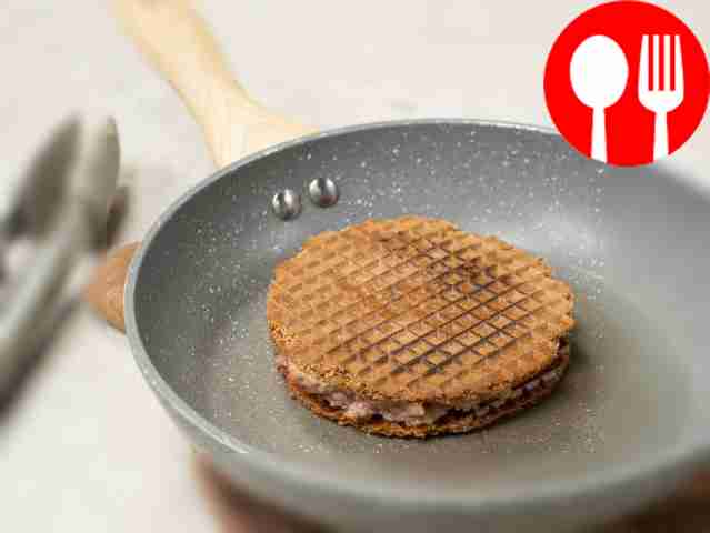 Сформируйте отбивные: возьмите кусочек фарша,...