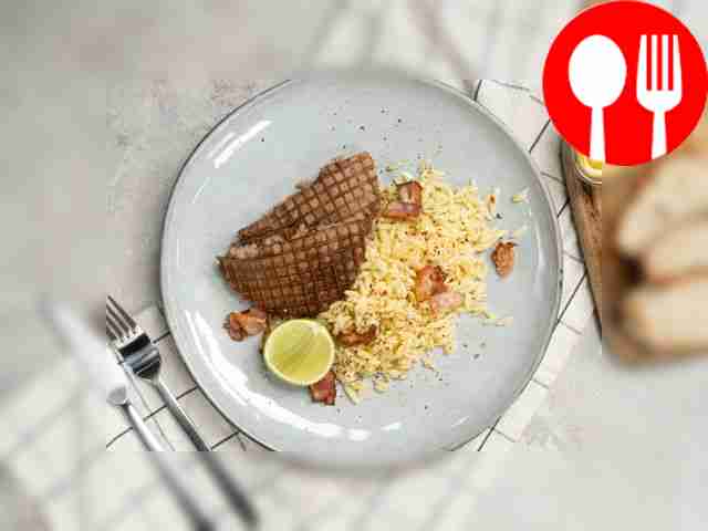 Разложите отбивные, приготовленные в вафельных...