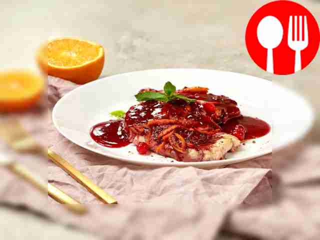 Отбивная с брусничным соусом