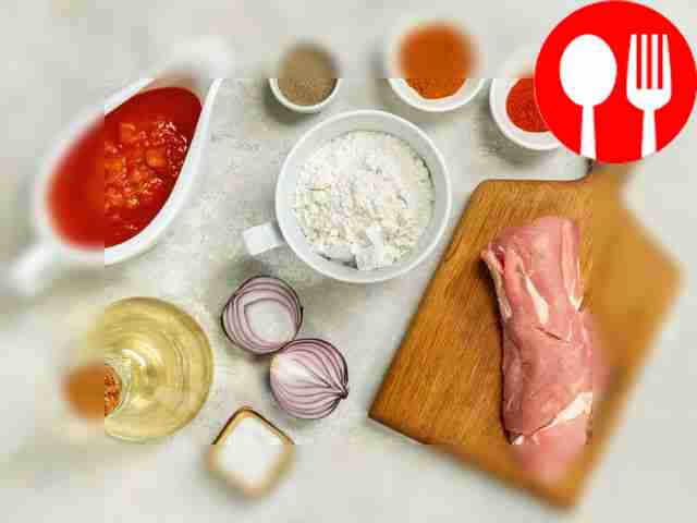 Свиную вырезку промойте и обсушите, порежьте...