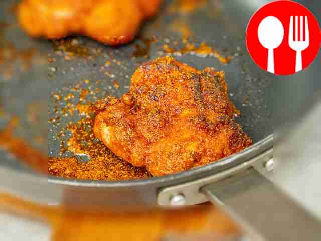 Подсушите отбивные. Разогрейте на...